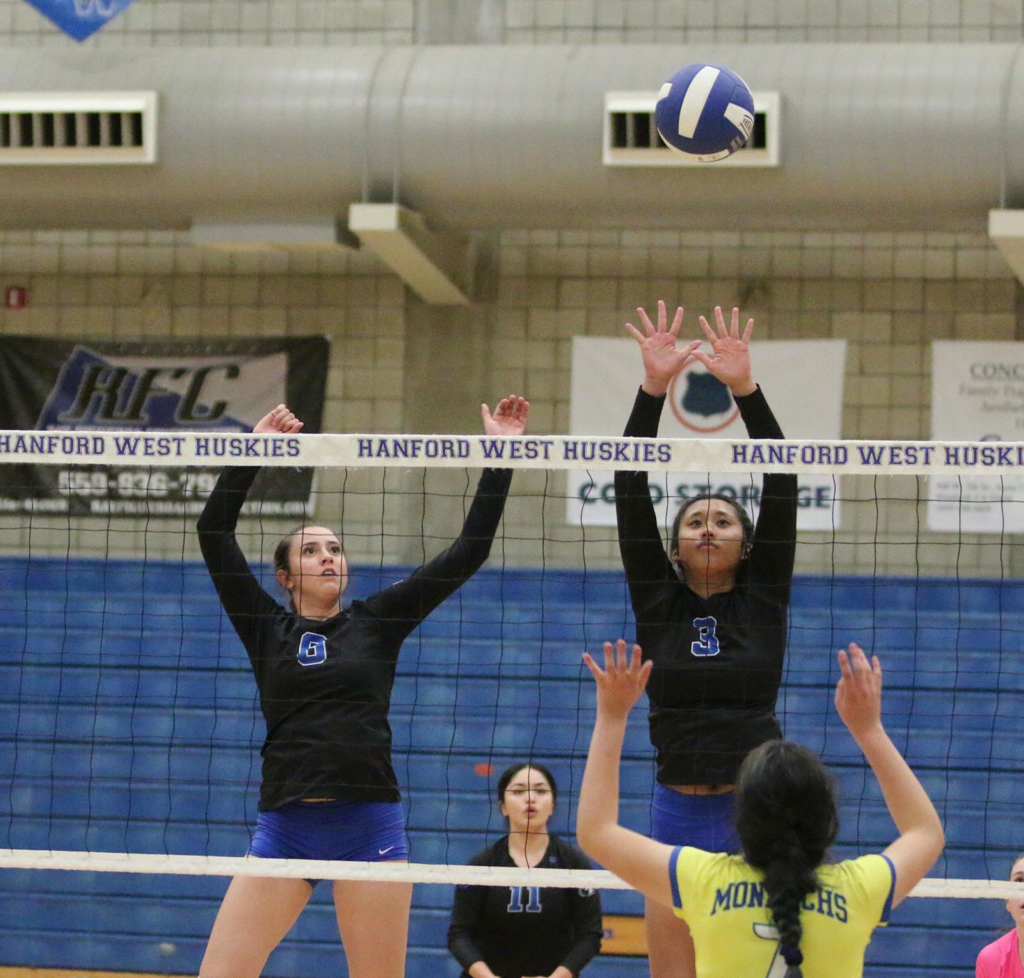 Huskies show heart in loss to Monarchs on Senior Night